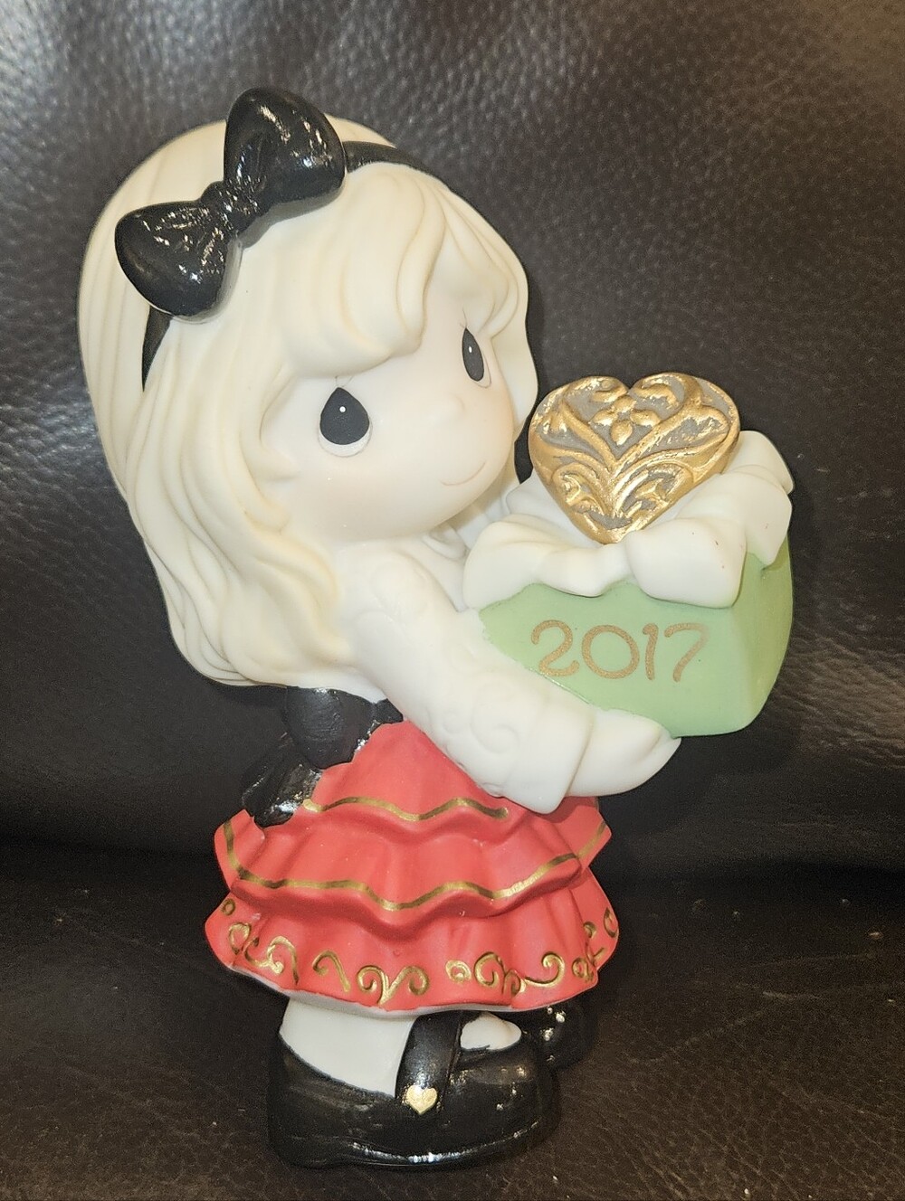 Precious Moments Figurine Holding 2017 Present-171001-"Share Rhe Gift Of Love"